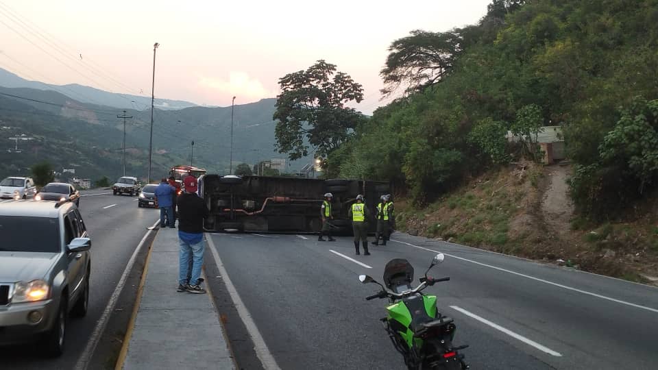 ACCIDENTE DE TRÁNSITO | Restricción vehicular en la autopista Caracas ...