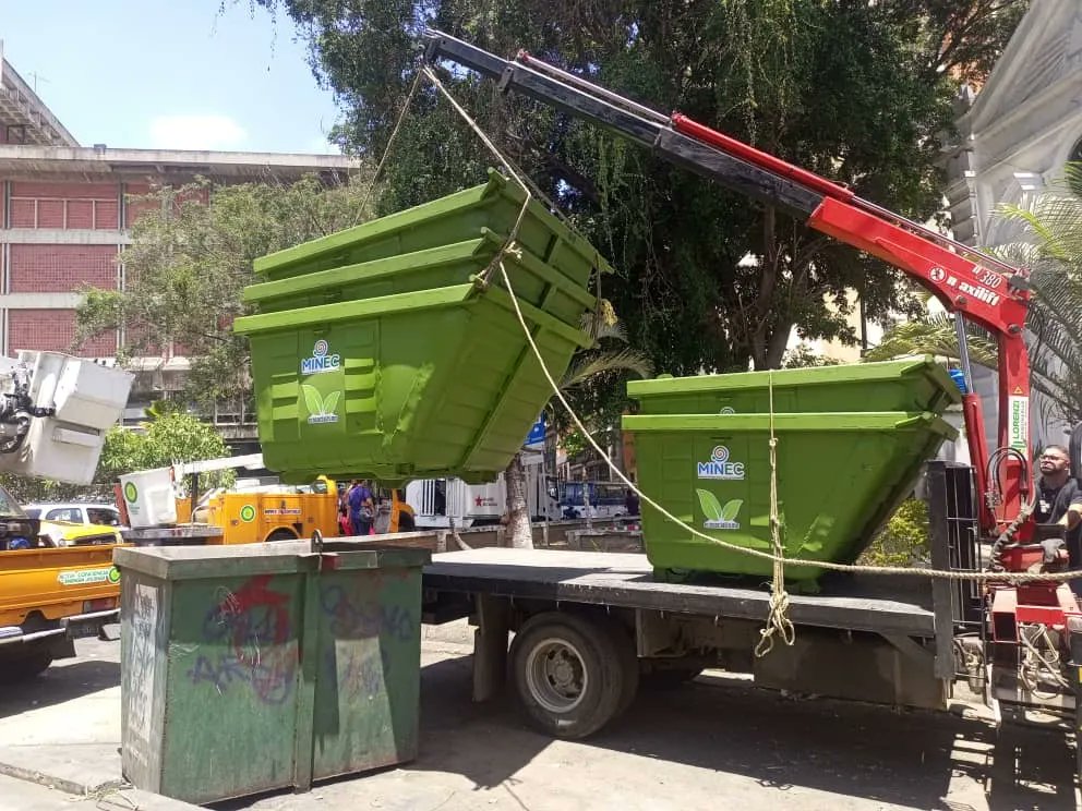 Minec entrega contenedores de basura en la parroquia Altagracia de Caracas